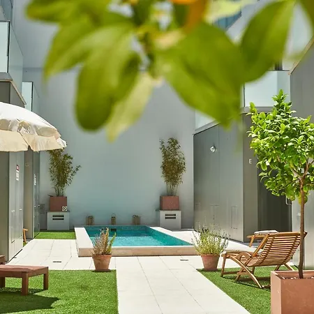 Дом отдыха Gorgeous Townhouse In Centre, Shared Pool *