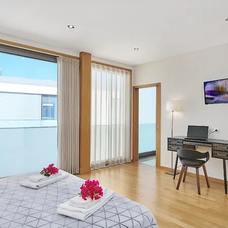 Gorgeous Townhouse In Centre, Shared Pool