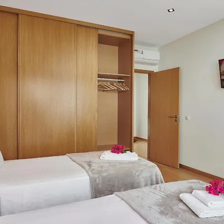 Gorgeous Townhouse In Centre, Shared Pool