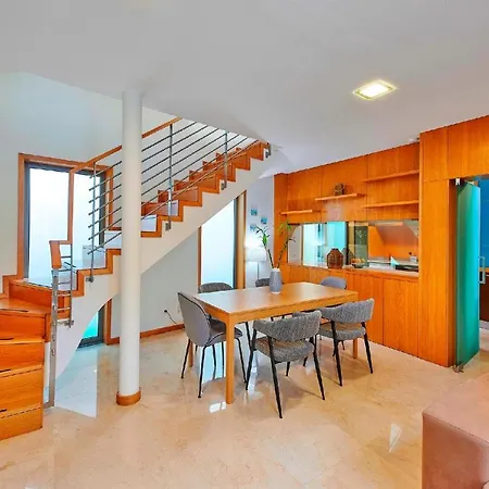 Casa de Férias Gorgeous Townhouse In Centre, Shared Pool