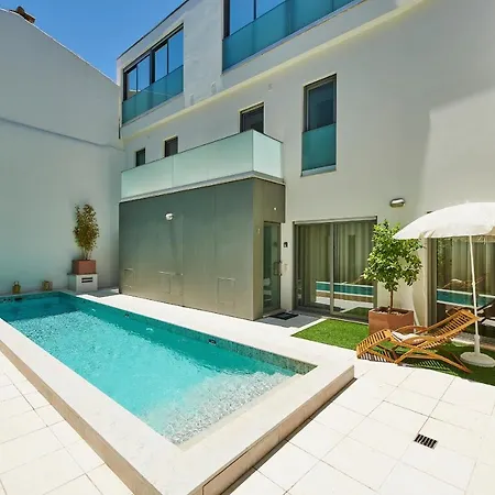 Gorgeous Townhouse In Centre, Shared Pool *