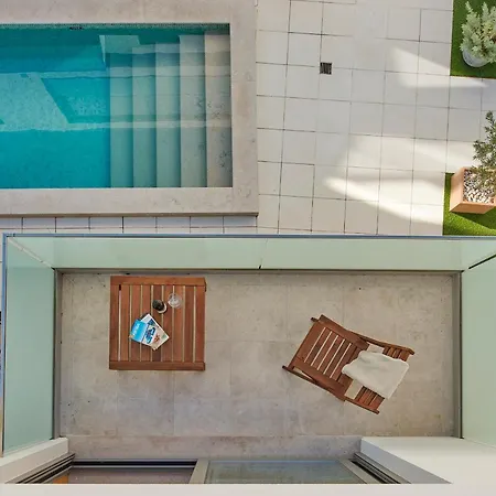 Gorgeous Townhouse In Centre, Shared Pool Σπίτι διακοπών Ταβίρα