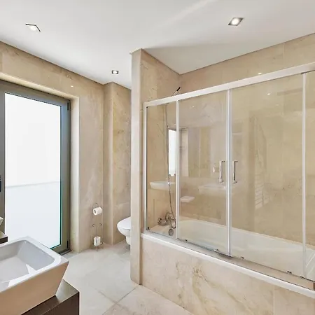 Gorgeous Townhouse In Centre, Shared Pool