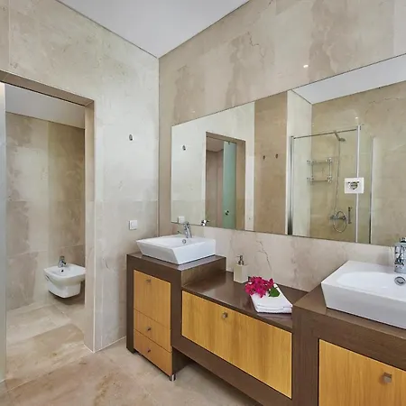 Gorgeous Townhouse In Centre, Shared Pool