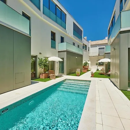 Gorgeous Townhouse In Centre, Shared Pool *